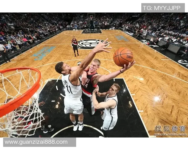 篮网与开拓者激战正酣比分悬念迭起引发球迷热议